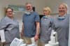 Er ist angekommen in seiner Praxis in Benneckenstein: Zahnarzt Mirco Jogschiess wird von den Mitarbeiterinnen Josephine Schmidt, Kerstin Zapf und Nina Vieten (von links) unterstützt. 