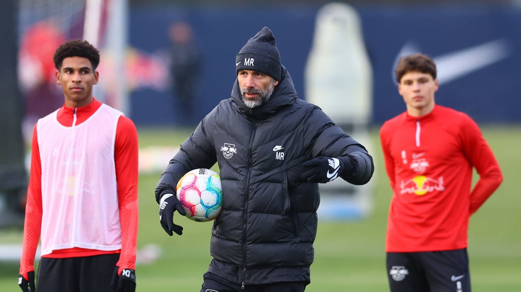 RB-Talent Sanoussy Ba (l.) lauscht Trainer Marco Rose beim Training.