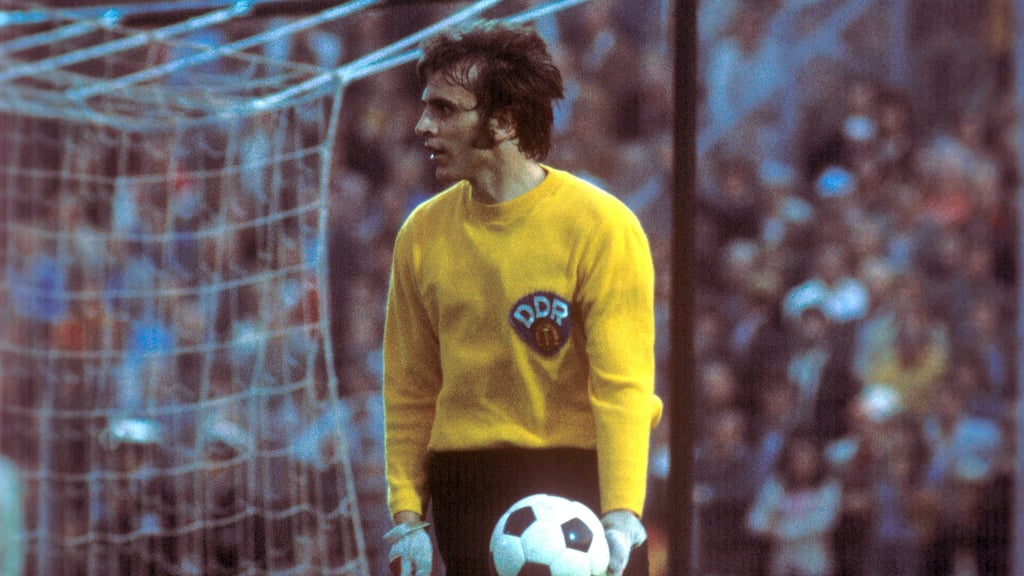 Keiner stand häufig im Tor der DDR als Jürgen Croy - hier 1974 im WM-Spiel gegen die Bundesrepublik Deutschland.