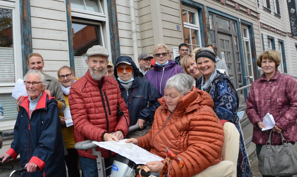 Senioren in Wernigerode haben den mit Einwohnern erstellten Stadtplan in der Praxis überprüft. Mittlerweile ist der Plan im Internet veröffentlicht.
