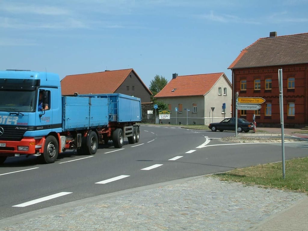 Für Miesterhorst soll eine Umgehungsstraße gebaut werden. Die dann alte B188 von Miester bis Ortsmitte Miesterhorst (Abfahrt Rätzlingen) soll die Stadt übernehmen. Die klagt dagegen.