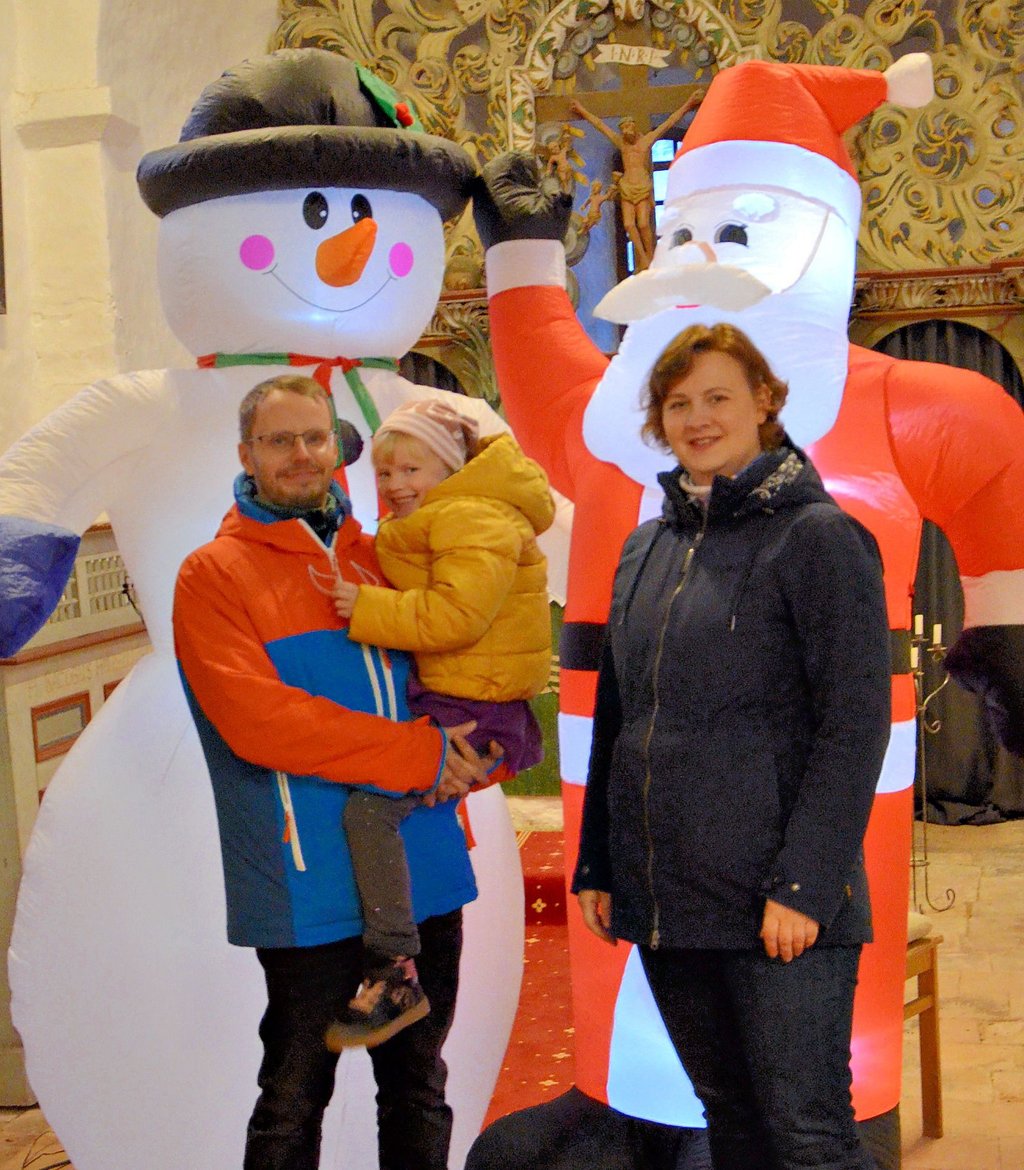 Alexander und Jana Prinz mit Tochter Mara treffen letzte Vorbereitungen für den Jeetzer Adventszauber am kommenden Sonntag.
