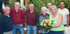 Blumen zum 99. Geburtstag in Bad Kösens Kösalina von Saunameisterin Uta Seller für Herbert Churt. Dessen Freunde freuen sich mit.