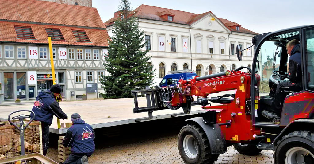 Arbeiter bauen zunächst den Boden für die Eisbahn auf dem Haldensleber Marktplatz auf.