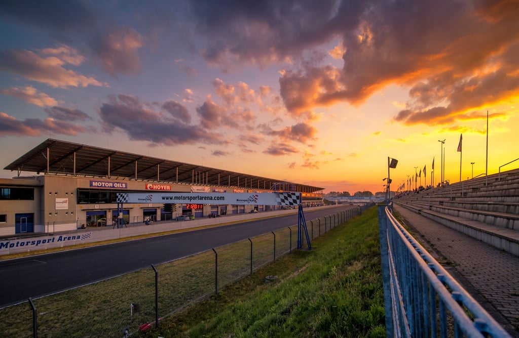 Mit den kälteren Temperaturen wird es ruhiger in der Oschersleber Motorsport-Arena. Um Momente wie diese zu genießen, bleibt den Mitarbeitern trotzdem nicht viel Zeit. 