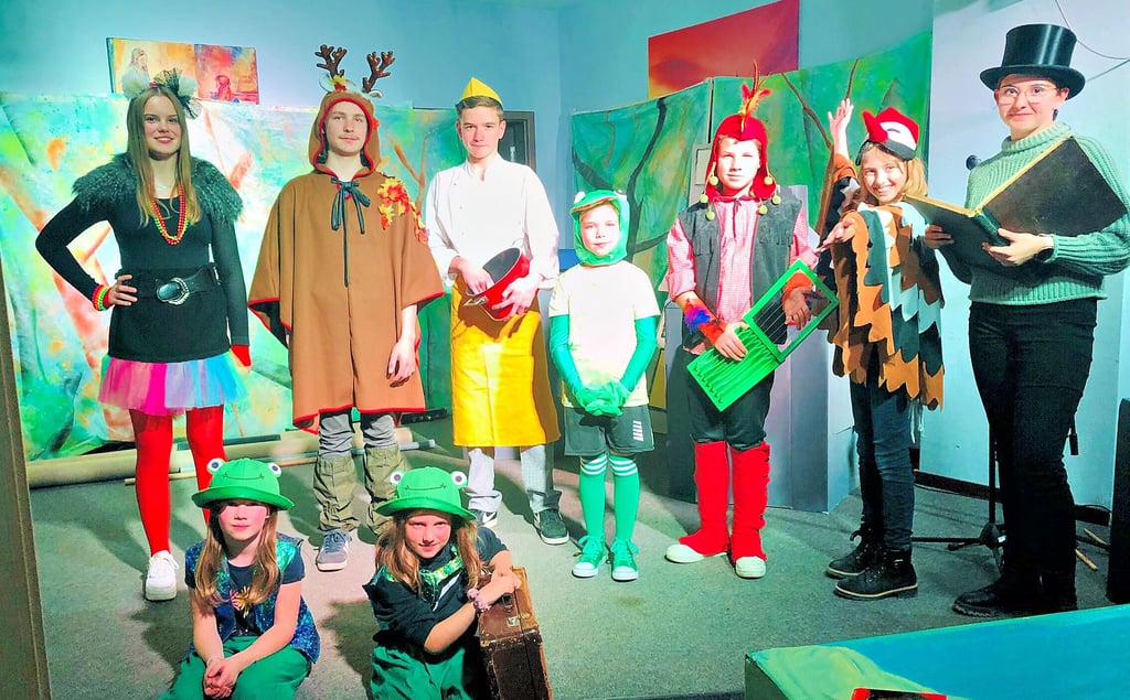 Diese Mädchen und Jungen von der Burgmusikschule Querfurt bilden eine Besetzung beim Weihnachtsmärchen „Kuno Knallfrosch“.