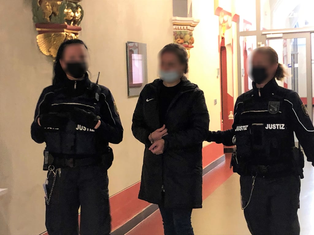 Die wegen illegaler Schleusung angeklagte Milana B. wurde in Handschellen in den Gerichtssaal in Halle geführt. Ihr droht eine Gefängnisstrafe.