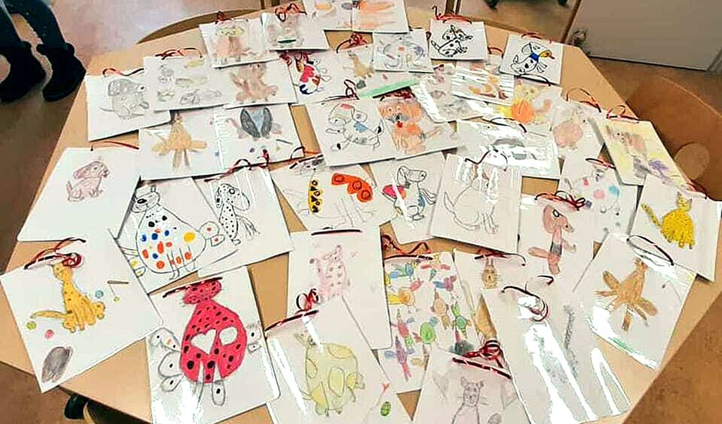 Kinder der Regeonbogenschule haben die Wunschzettel für die Tierheimbewohner gemalt.