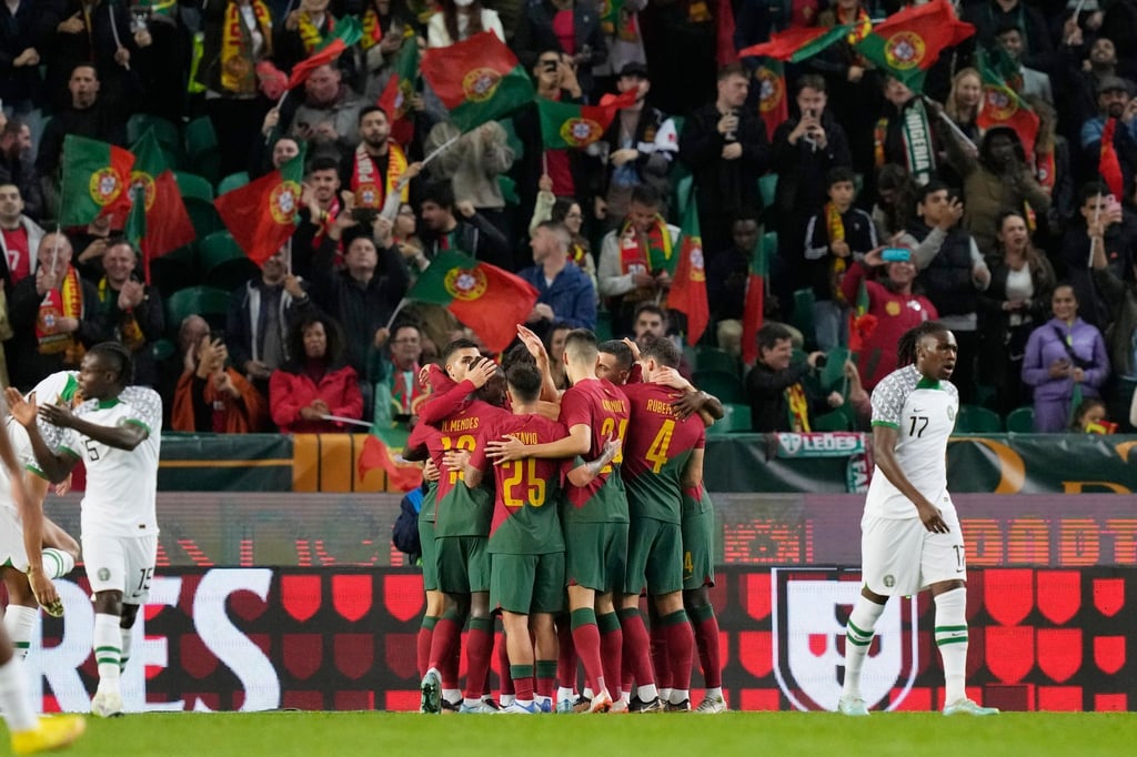 Portugals Spieler (M) feiern nach Bruno Fernandes Treffer zum 1:0 gegen Nigeria.