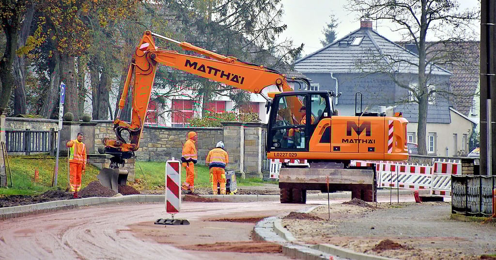 Die Tragschicht der Velsdorfer Straße in Calvörde wurde bereits eingebaut. Die Deckschicht soll auch noch 2022 draufkommen. Fertig wird das Vorhaben aber erst im nächsten Jahr. Und auch die Gehwege werden erst Anfang 2023 angelegt. „Die Einschränkungen für die Anlieger während der Bauphase werden sich im Rahmen halten“, versicherte Calvördes Bürgermeister Volkmar Schliephake.