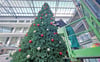 Auch im Goitzsche Klinikum in Bitterfeld zieht weihnachtliches Flair ein. Mitarbeiter der Haustechnik haben bereits den Weihnachtsbau geschmückt. 