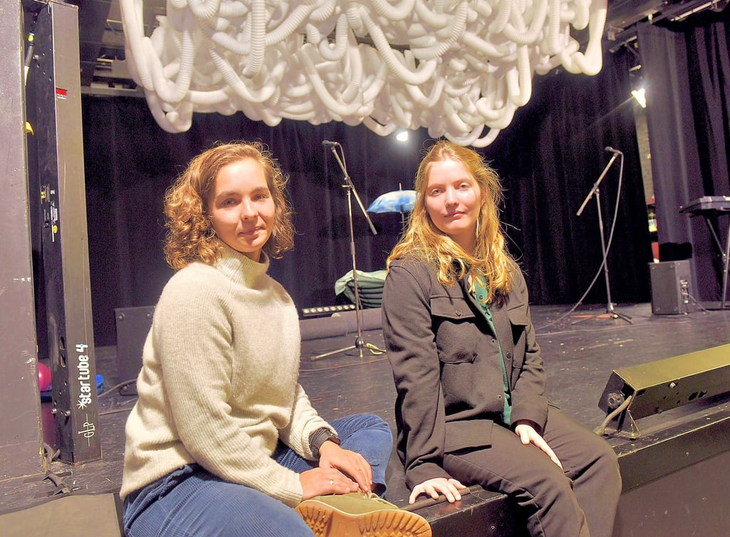 Regisseurin Constanze Hörlin (links) und Ausstatterin Nathalie Noël arbeiten zum ersten Mal in Eisleben.