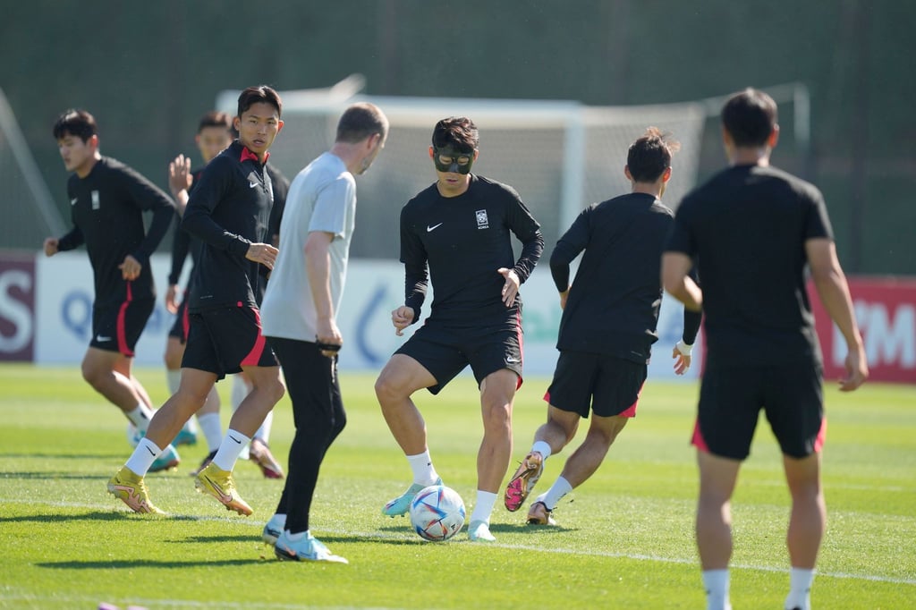 Der südkoreanische Nationalspieler Heung-Min Son erlitt bei einem Spiel seines Clubs Tottenham Hotspur einen Bruch um das linke Auge.