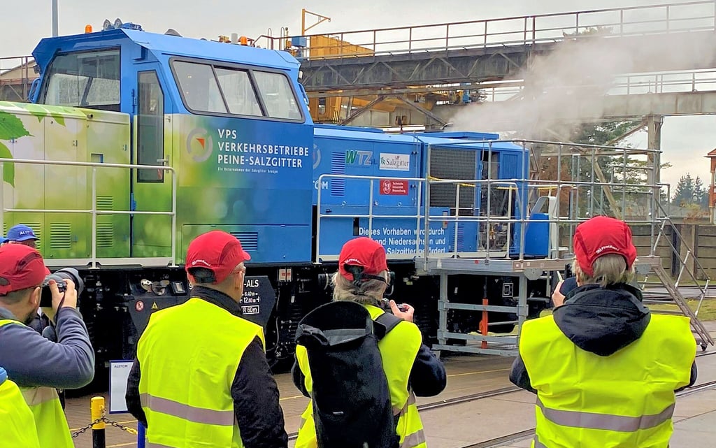 Unter großem Medieninteresse wurde im Stendaler Alstom-Werk der neue Wasserstoffantrieb für diese Rangierlok vorgestellt.
