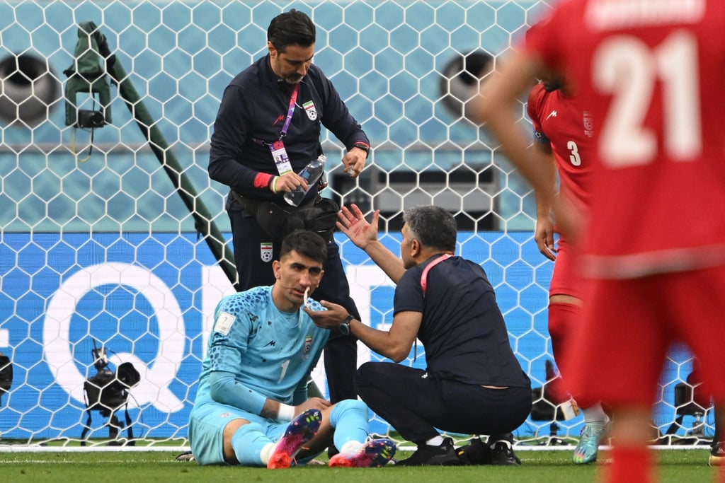 Irans Torwart Alireza Beiranvand wird wegen einer Verletzung behandelt.