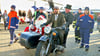 Familienadventsmarkt in Tangerhütte: 2020 fuhren Weihnachtsmann und Schornsteinfeger auf dem Motorrad von Musiker Philipp Hanke vor.