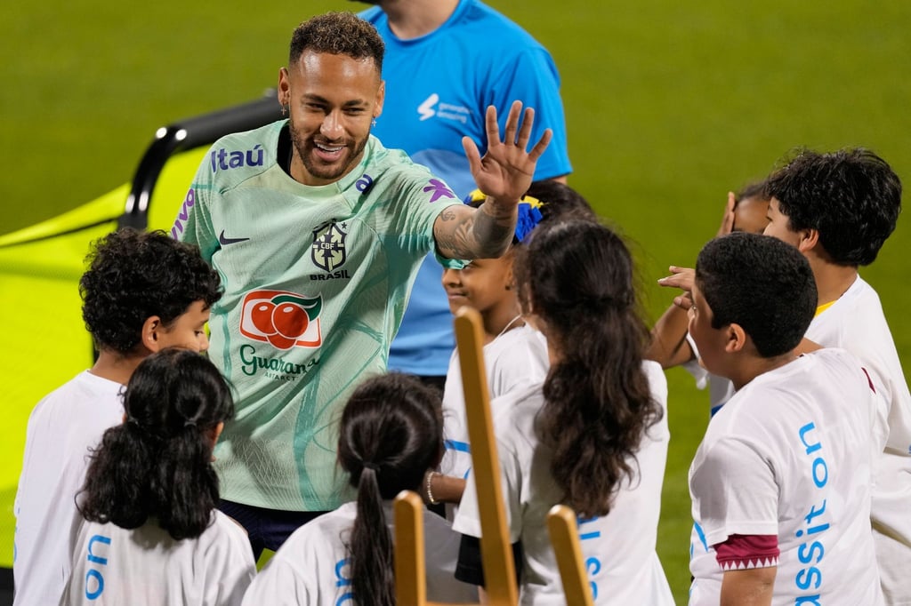 Brasiliens Fußball-Star Neymar begrüßt Kinder eines FIFA-Sozialprojekts.