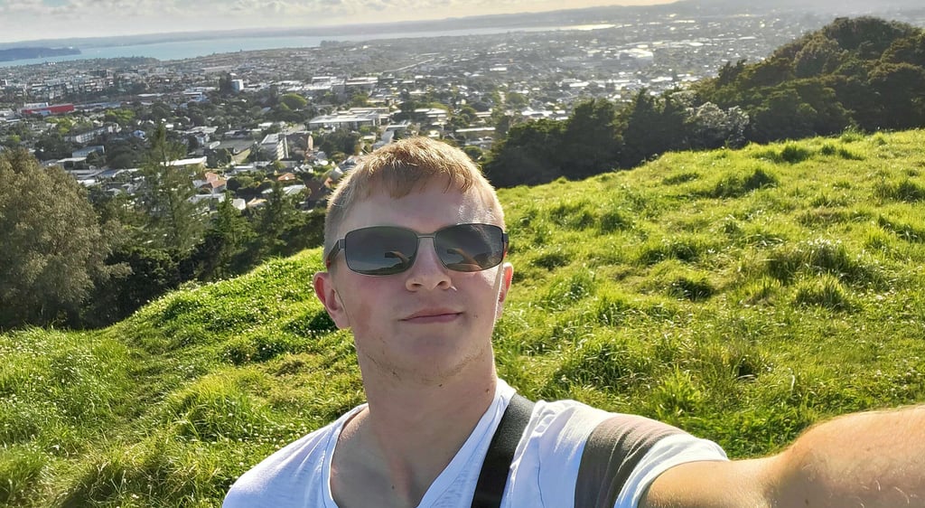 Jakob Meier zeigt seine Aussicht vom Mount Eden in Neuseeland.