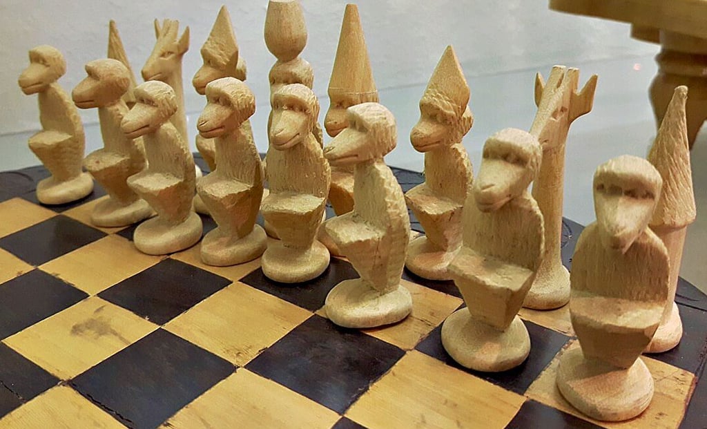 Dieses handgefertigte Schachspiel war ein Geschenk aus Tansania und gehört zum Sammlungsbestand des Schachmuseums Ströbeck, das auf seine Wiedererrichtung wartet.
