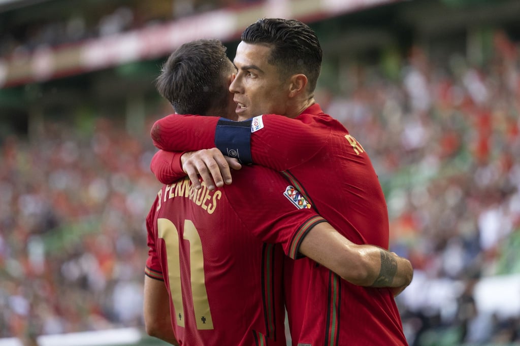 Bruno Fernandes (l) hat kein Problem mit Cristiano Ronaldo.