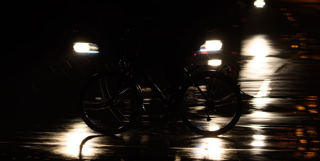 Radfahrer sind in der Dunkelheit kaum zu erkennen - erst recht ohne Licht.
