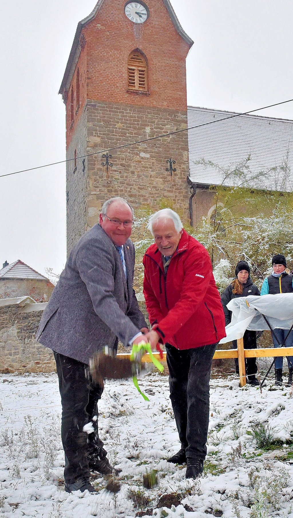 Olaf Sendel (links), Vorsitzender des Gemeindekirchenrates, und Frithjof Grohmann, Pfarrer im Ruhestand, beim ersten Spatenstich.