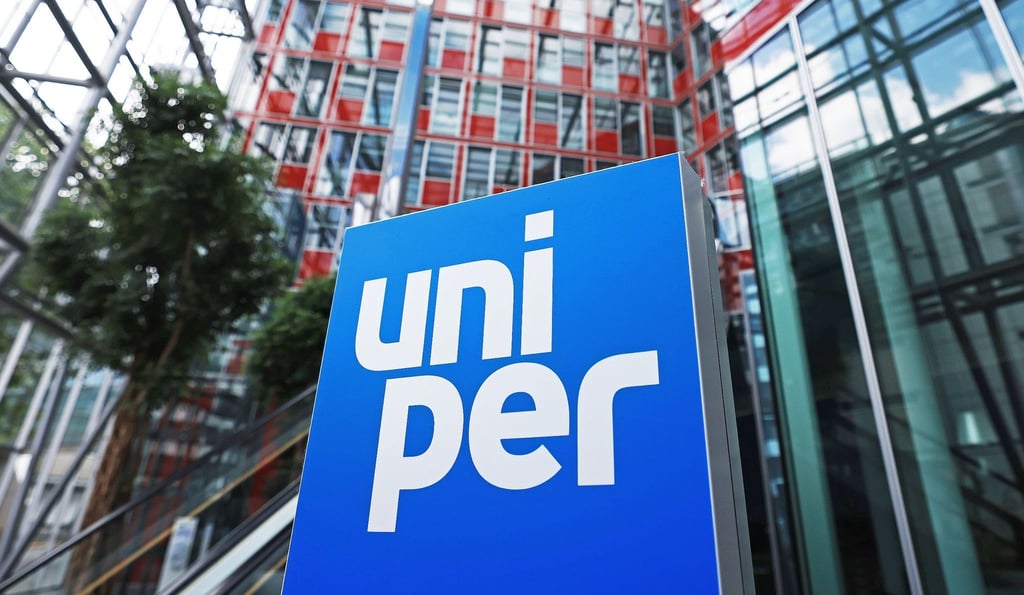 Eine Stele mit dem Firmen-Logo steht im Foyer der Hauptverwaltung des Energieversorgungsunternehmens Uniper. Der Konzern braucht mehr Geld.