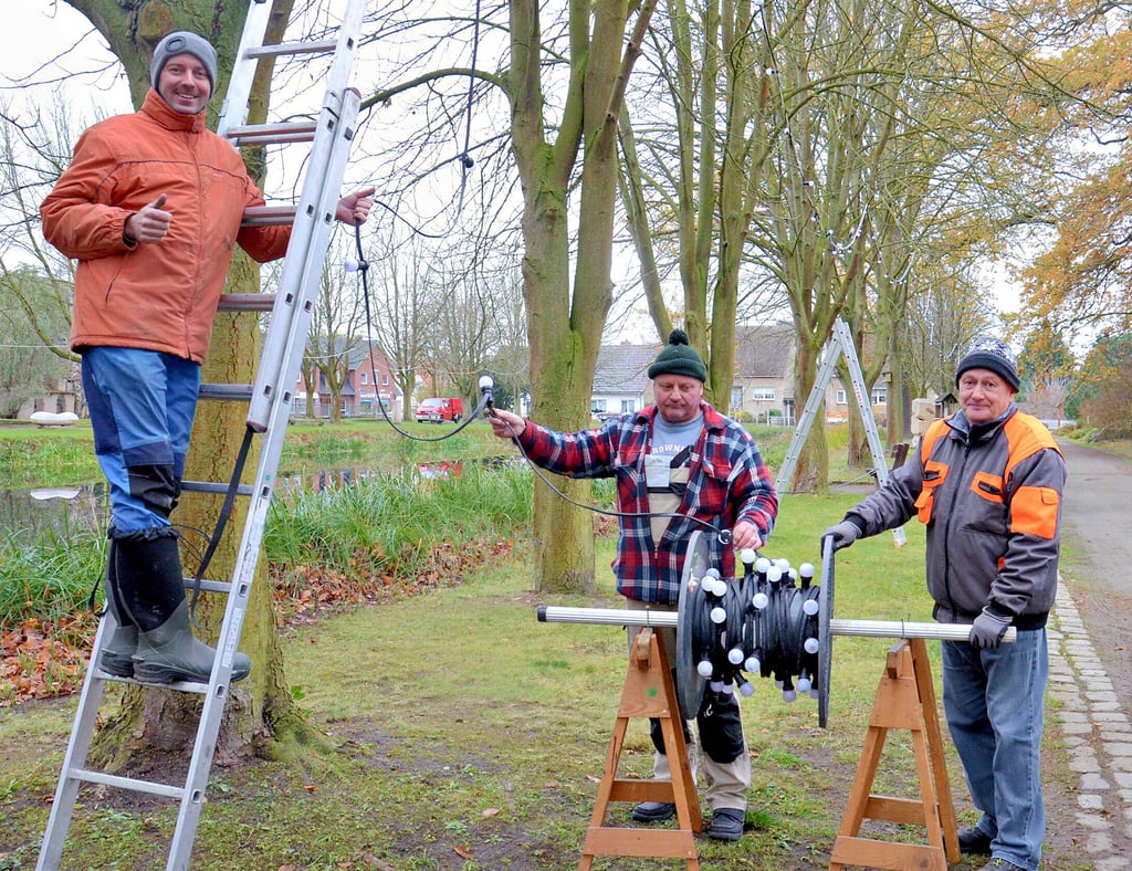 Zahlreiche Lichter werden zum Lichterglanz am Karpfenteich am ersten Advent erstrahlen. Unter anderem bauten dazu Markus Köwitsch (von links), Bodo Warnstedt und Mathias Wosch eine Lichterkette an. Und viele weitere Lichter wird es geben.