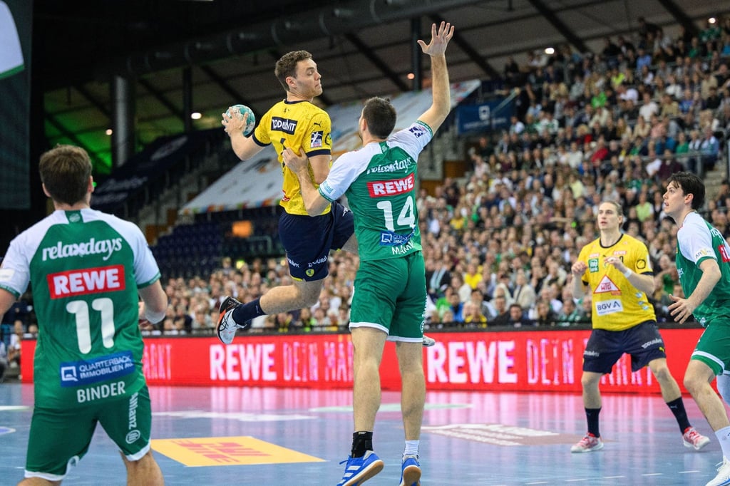 Niclas Kirkelokke (2.v.l.) von den Rhein-Neckar Löwen beim Torwurf.