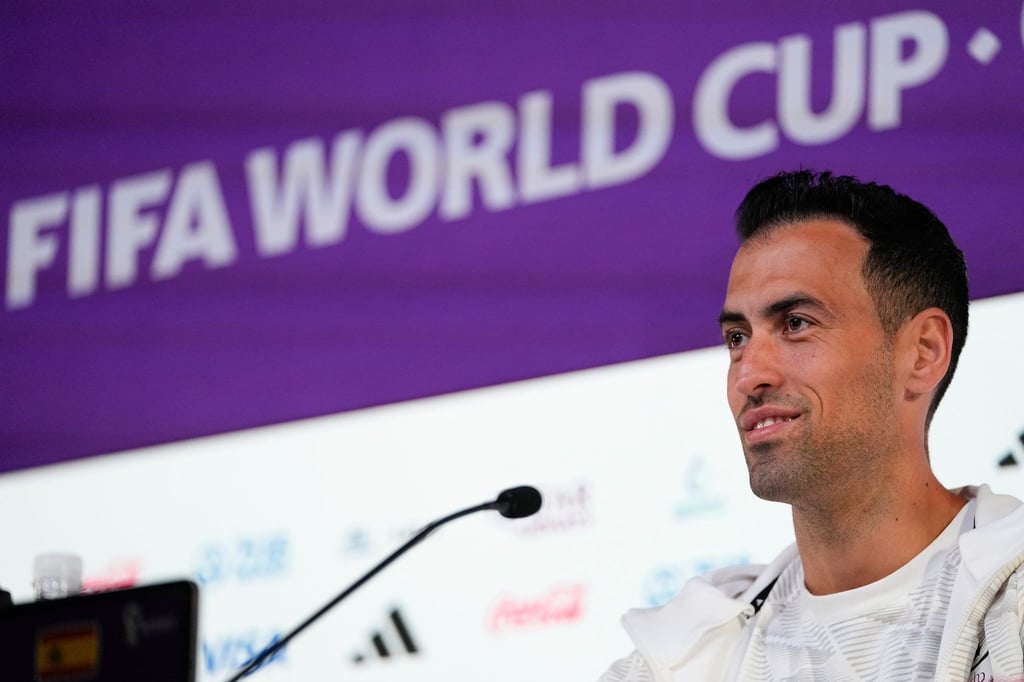 Spaniens Sergio Busquets stellt sich auf einer Pressekonferenz den Fragen der anwesenden Journalisten.