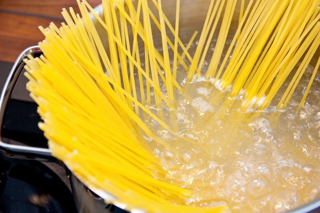 Küchentrick: Damit die Nudeln beim Kochen nicht zusammenkleben, brauchen sie genügend Platz im Kochtopf.
