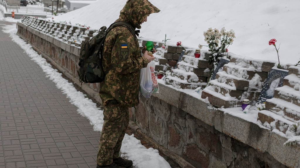 Ein ukrainischer Soldat gedenkt in Kiew den Menschen, die bei Zusammenstößen mit Sicherheitskräften auf dem Maidan-Platz im Jahr 2014 ums Leben kamen.