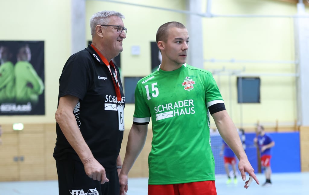 Konnten zuletzt oft lächeln, doch in Halle haben sie sich geärgert: HSV-Trainer Harry Jahns und Tim Bolecke.