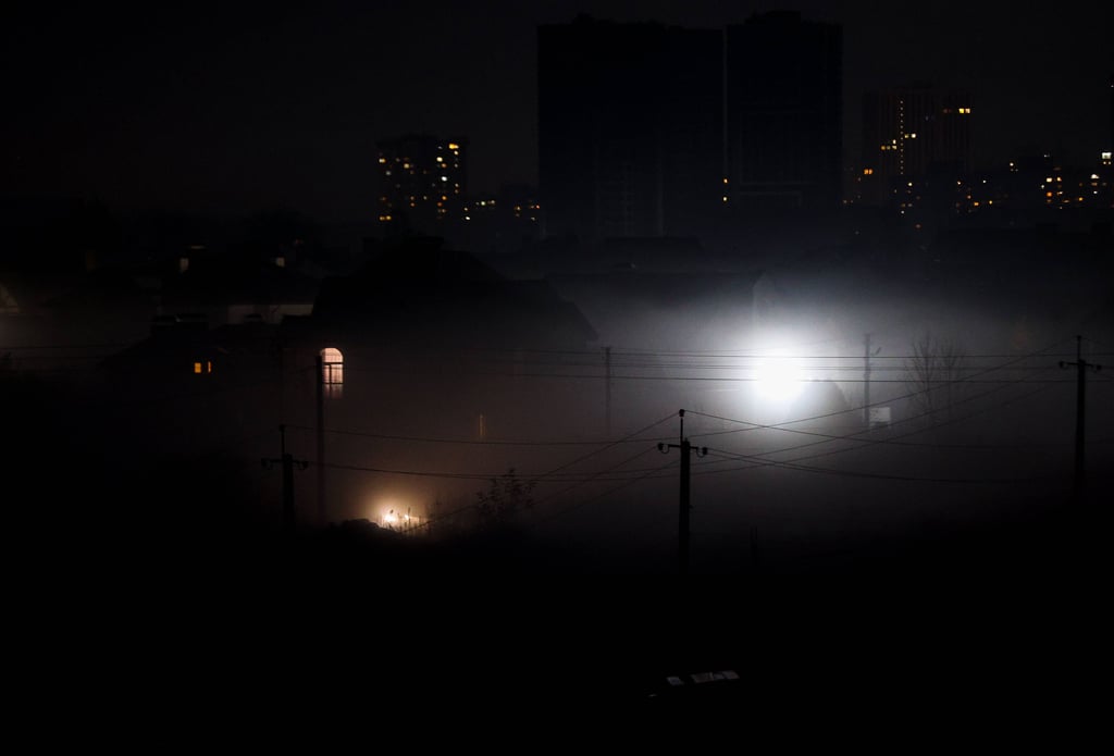 Blackout in Kiew: Nach russischen Luftangriffen auf die Strom- und Wasserversorgung in der Ukraine lagen noch gestern weite Teile des Landes im Dunkeln. In der drei Millionen Einwohner zählenden Hauptstadt liegen die Temperaturen aktuell um den Gefrierpunkt.