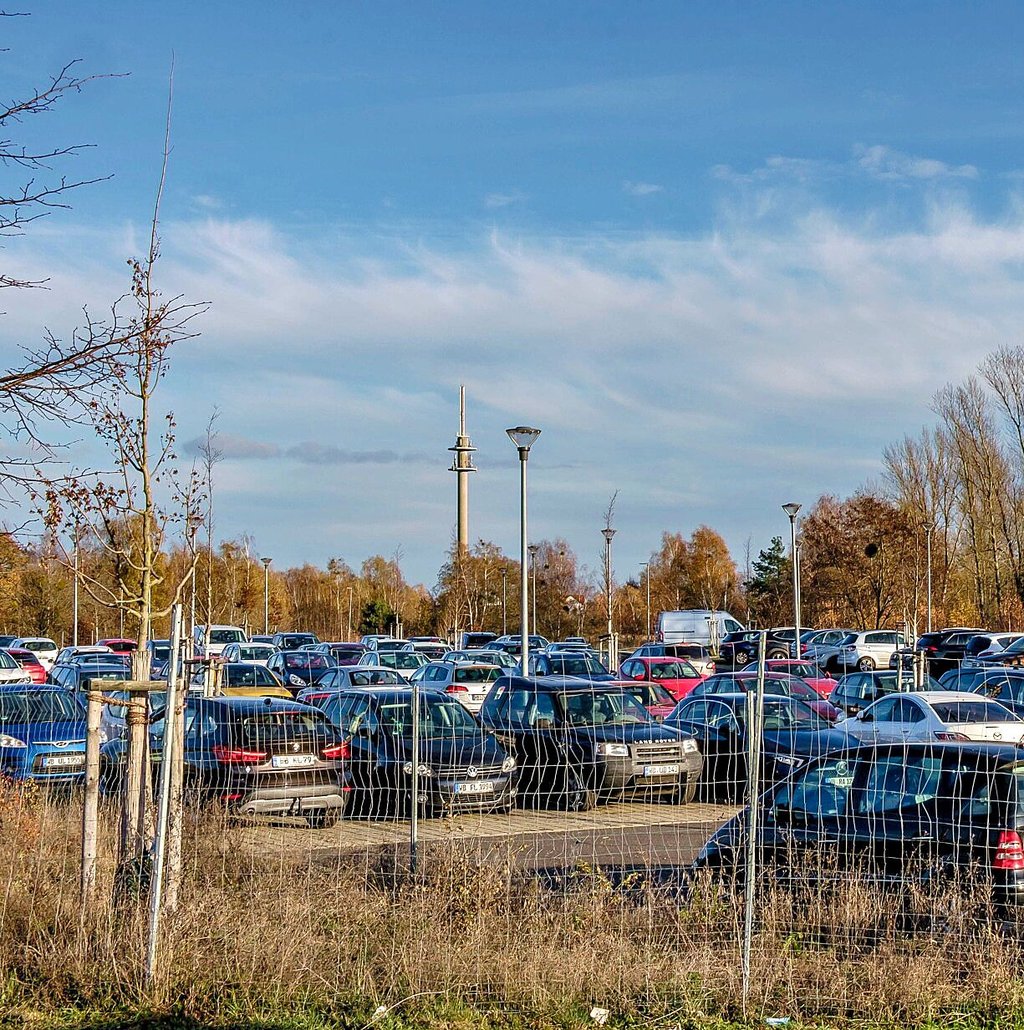 Der Großparkplatz auf der Ostseite des Wittenberger Hauptbahnhofes. Seit Eröffnung des Fußgängertunnels wird er rege genutzt.