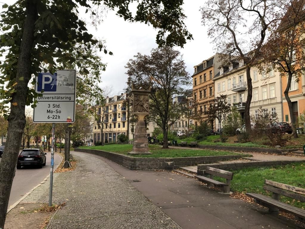 Die Grünfläche am Uniring soll nun endlich saniert werden. Lange hatte es Streit um Mehrkosten gegeben.