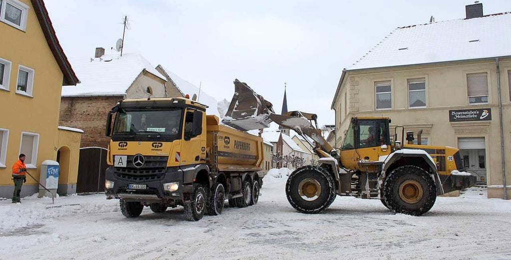 Nur mit Unterstützung von Bau- und Agrarbetrieben war es im Feburar 2021 möglich, die Ortschaften in der Niederen Börde von den Schneemassen zu befreien. Für den kommenden Winter ist die Gemeindeverwaltung besser gerüstet.