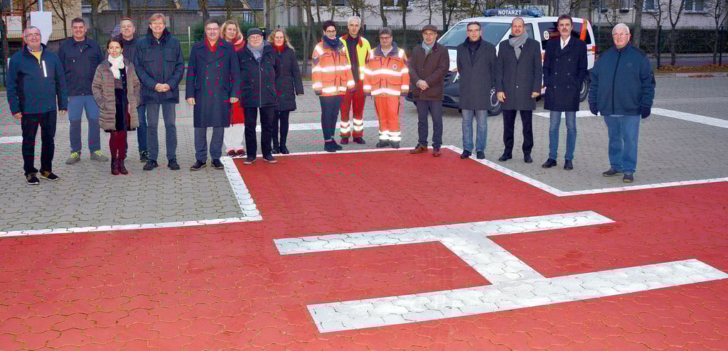 Ein Jahr dauerte es von der Idee bis zur Ausführung. Jetzt verfügt das Diakonie-Krankenhaus Seehausen auf ganz kurzem Dienstweg bei der Feuerwehr über einen Start- und Landeplatz für Rettungshubschrauber. Wie wichtig der ist, wurde bei der offiziellen Einweihung am Dienstabend von allen beteiligten Parteien betont.