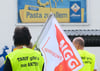 Mitarbeiter der Teigwaren Riesa GmbH stehen während eines Streiks vor dem Werk.