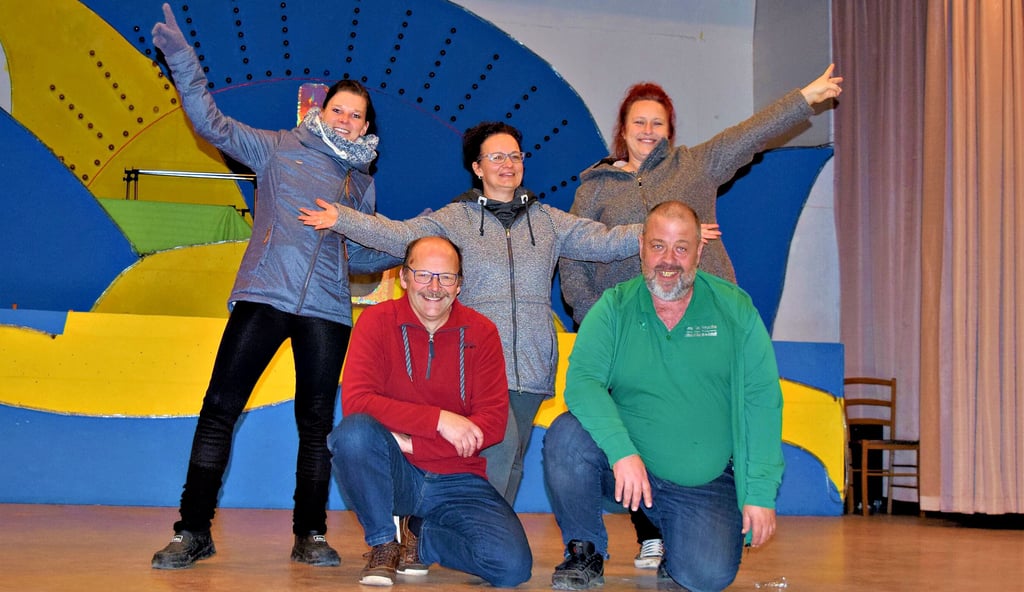HJenny Kunth (hinten v.l.), Nadin Bethge, Stefanie Spann sowie Manfred Skibbe (vorn l.) und Uwe Zawierucha gehören zu den Höschen Deibels, den Hörsinger Teufeln. Die gemischte Tanzgruppe trifft sich an einem Abend in der Woche, um ihre Choreographie für die nächste Karnevalssession einzustudieren.