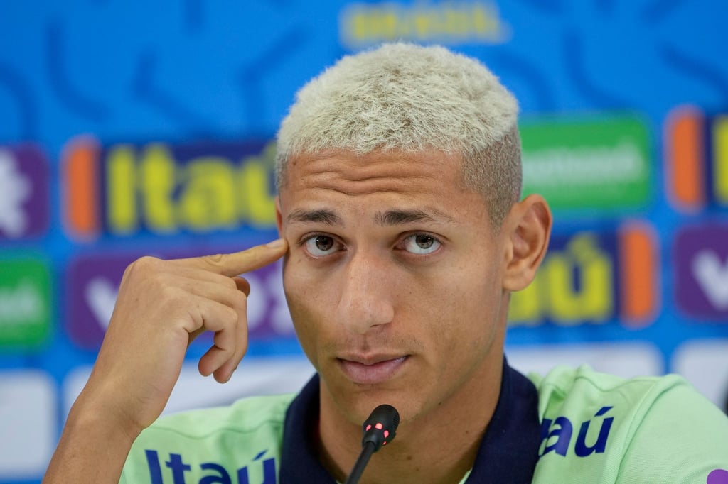 Strebt mit Brasilien den sechsten Stern an: Richarlison auf der Pressekonferenz seines Teams.