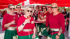 Der Marke verbunden: Diese Kundinnen aus Werl bei Dortmund hatten beim  diesjährigen Sekt-Tag in Freyburg ihre Kleidung  den Rotkäppchen-Farben angepasst.