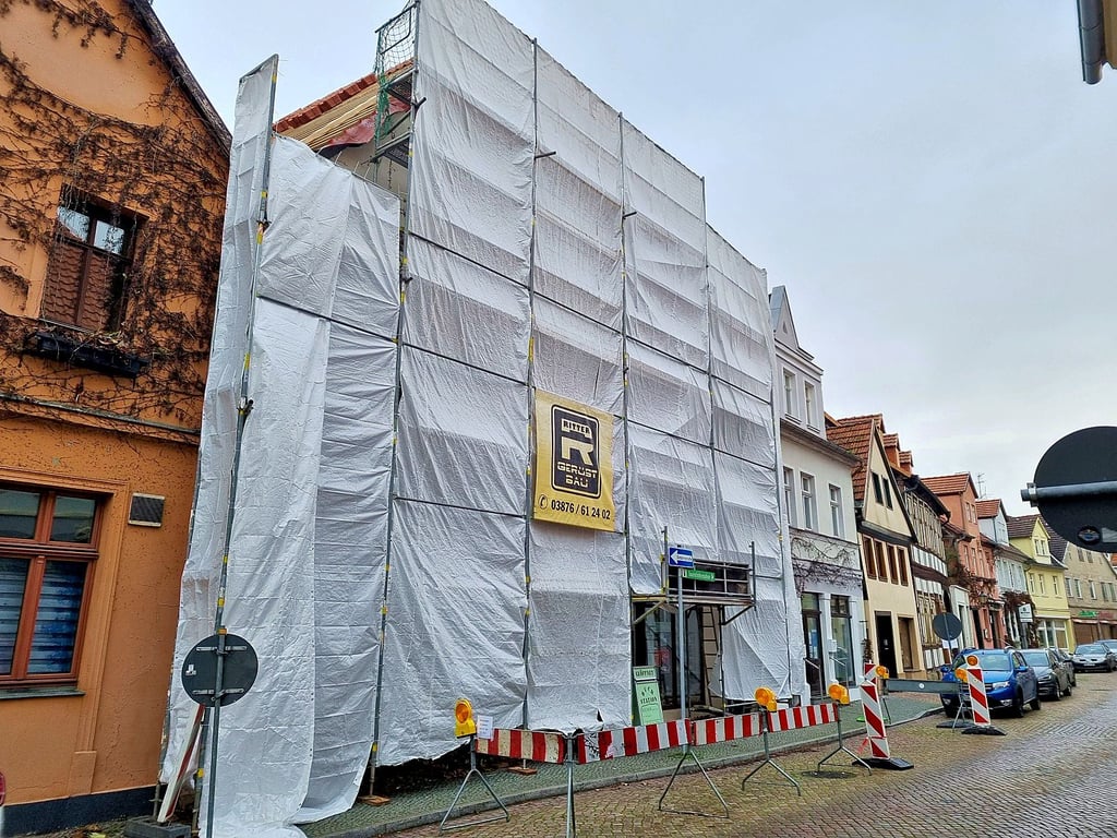 Total „eingekleidet“ zeigt sich derzeit die vordere Fassade des Hauses Lange Straße 10 in Havelberg. Die in diesem untergebrachte Buchstation ist jedoch nach wie vor geöffnet.