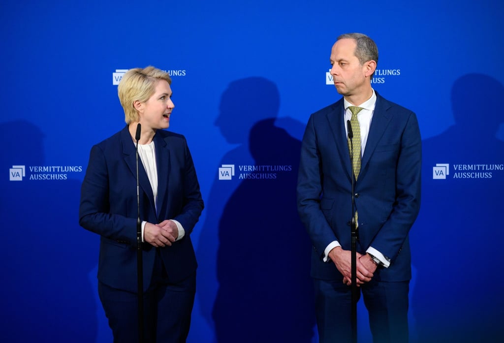 Manuela Schwesig (SPD), Ministerpräsidentin von Mecklenburg-Vorpommern, und Hendrik Hoppenstedt (CDU), die Vorsitzenden des Ausschusses, äußern sich nach den Verhandlungen des Vermittlungsausschusses von Bundestag und Bundesrat über das geplante Bürgergeld im Deutschen Bundesrat.verlangt.