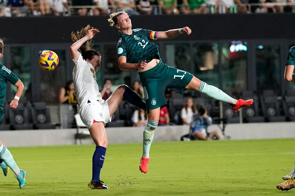 Die amerikanische Mittelfeldspielerin Andi Sullivan (l) und die deutsche Stürmerin Alexandra Popp kämpfen um den Ball.