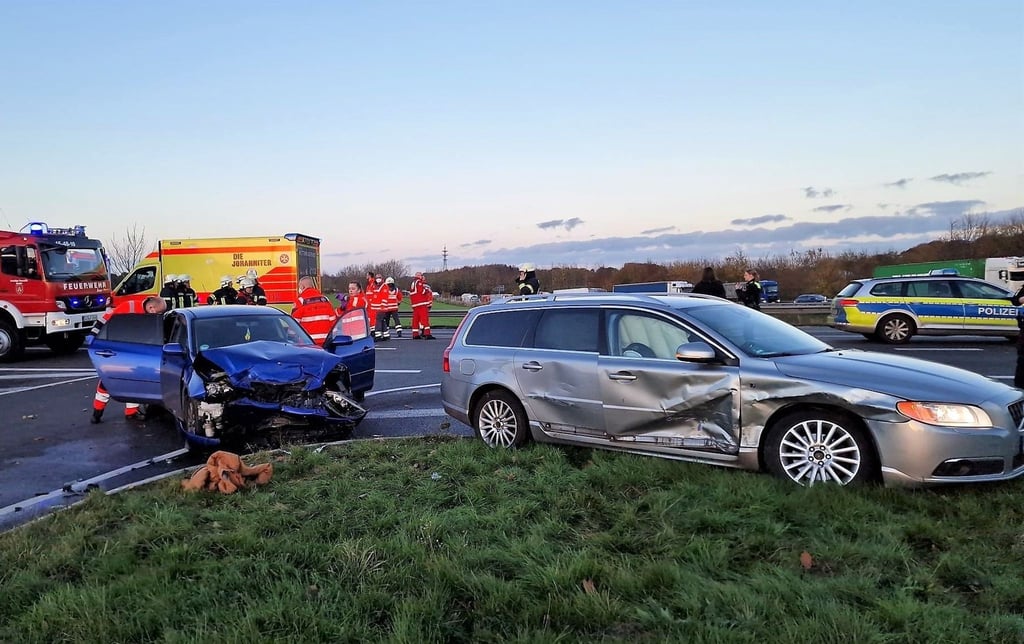 Zwei beschädigte Fahrzeuge stehen nach einem Unfall auf der Straße.