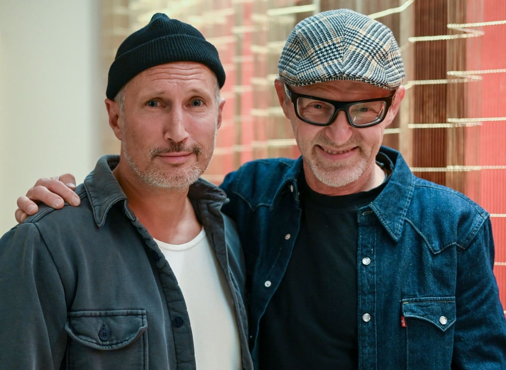 Der Schauspieler Benno Fürmann (l) und der norwegische Schriftsteller Jo Nesbö kommen zur Buchpremiere „Blutmond - Harry Hole ermittelt“ im Delphi-Filmpalast.