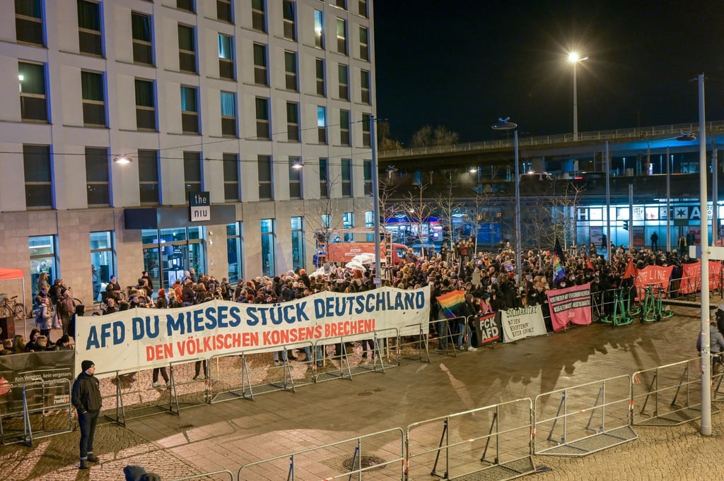 Demonstranten protestieren gegen die AfD-Kundgebung auf dem Riebeckplatz.