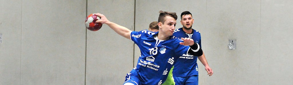 Paul Steffen (am Ball) von der TSG Calbe und seine Mitspieler haben gegen Eintracht Gommern eine harte Nuss zu knacken, denn beide Mannschaften verfolgen einen identischen Spielstil.