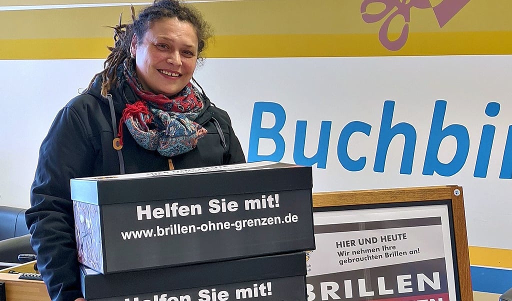 Iris Kenull vom Halberstädter Lionsclub holt hier die in den Diakoniewerkstätten Halberstadt gefertigen Brillen-Sammelboxen ab.